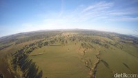 Di atas langit, hampir semua wisatawan berdiam sunyi menikmati indahnya alam. Indah betul! Planet ini tampak membulat sempurna (Fitraya/detikTravel)
