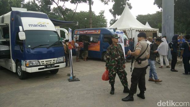 Polisi Bersenjata Laras Panjang Jaga Penukaran Uang di Monas
