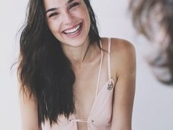 Senyum Merekah Gal Gadot Membius Fans di Instagram
