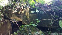 Atap bunker Jepang yang dicor tebal menimpa badan bunker. Tak jelas apakah bunker ini sengaja di rubuhkan atau memang rubuh sendiri (Bonauli/detikTravel)