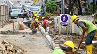 Pedestrian di Jalan Jatinegara Timur dilebarkan, hal ini dilakukan untuk kenyamanan bagi pejalan kaki yang berjalan di sekitar Terminal Kampung Melayu tersebut.