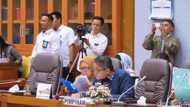 Rapat di Komisi IX DPR / 