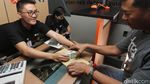 Antrean Penukaran Uang Receh Mengular Panjang