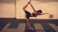 Ia mampu melakukan beberapa pose yoga seperti virabhadrasana hingga padahastasana. (Foto: instagram @georginagio) 