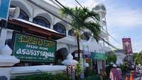 Letak persisnya ada di Jalan Waringin, Kampung Bugis Tuban, Kuta, Kabupaten Badung. Perkembangan Islam di Bali diyakini bermula dari kampung ini. Tak sekonyong-konyong menjadi masjid, dulu, masjid itu berupa musala atau warga setempat menyebutnya langgar (Masaul/detikTravel)