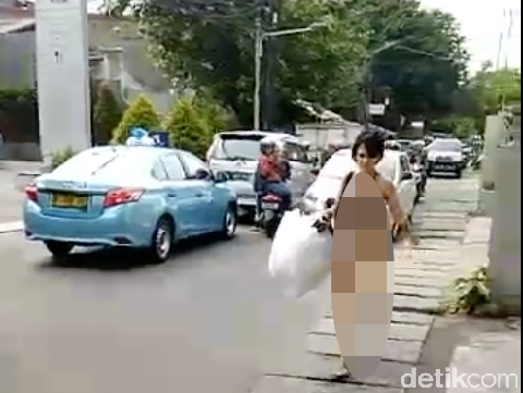 Perempuan nyaris bugil menghebohkan media sosial setelah berjalan-jalan di Mangga Besar