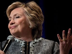 Hillary Clinton Diminta Senator Demokrat untuk Bergerak Maju