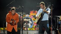 Duet antara Liam Gallagher dan Chris Martin kala membawakan lagu Live Forever dan Dont Look Back In Anger. Getty Images/Dave Hogan for One Love Manchester