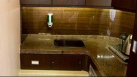 Tak hanya itu ada pula mini bar lengkap dengan kulkas dan isinya.