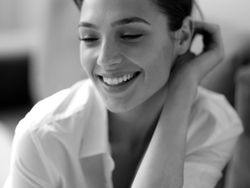 Senyum Merekah Gal Gadot Membius Fans di Instagram