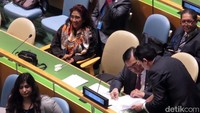 Tak hanya Susi, Menko Maritim Luhut Binsar Panjaitan juga ikut hadir dalam forum tersebut selaku Kepala Delegasi Indonesia dengan didampingi wakil Kepala Staf Angkatan Laut, Laksamana Madya TNI Achmad Taufiqoerrochman dan Koordinator Staf Khusus Satgas Pemberantasan Illegal Fishing, Mas Achmad Santosa.