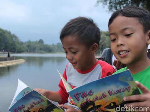 <i>Ngabuburit</i> ala Polsek Leles Garut, Ajak Warga Baca di Atas Mobil Patroli