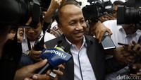 Anwar keluar gedung KPK usai diperiksa sebagai saksi, Senin (5/6/2017).