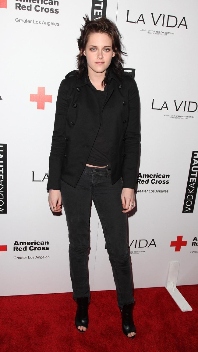 Kristen Stewart attends the grand opening of La Vida restaurant  to benefit Haiti Relief and Development at La Vida on February 12, 2010 in Los Angeles, California.  (Photo by Angela Weiss/Getty Images)