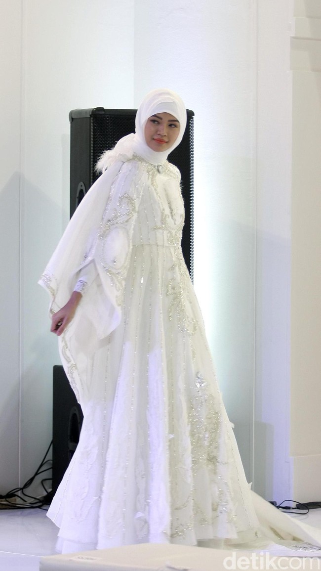Koleksi Busana Muslim Ayu Dyah Andari dan Nuniek Rahmat yang mengangkat tema Purity of Ramadan atrium Kota Kasablanka. Jakarta. [Foto: Mohammad Abduh/Wolipop]