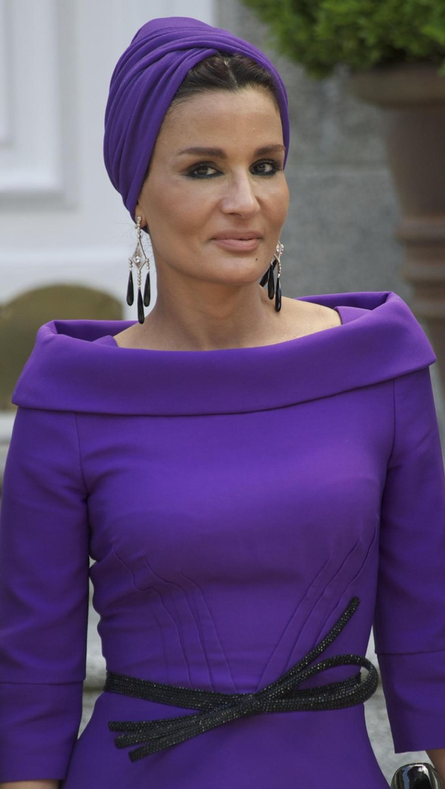 Sheikha Mozah Bint Nasser Al-Missned arrives for Lunch at El Pardo Palace on April 25, 2011 in Madrid, Spain. The Emir of the State of Qatar Sheikh Hamad Bin Khalifa Al-Thani and his wife Sheikha Moza Bint Nasser Al-Missned are on an official visit to Spain.  (Photo by Carlos Alvarez/Getty Images)