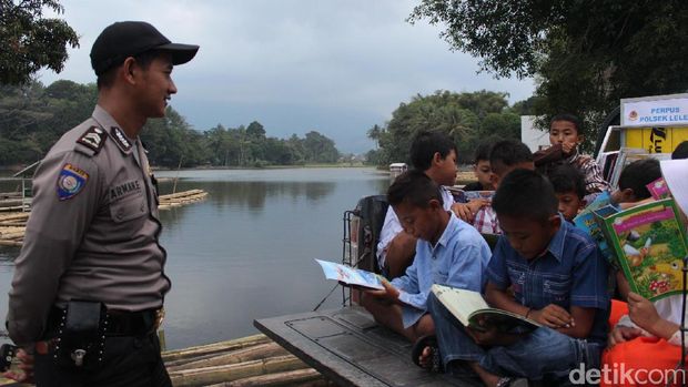 <i>Ngabuburit</i> ala Polsek Leles Garut, Ajak Warga Baca di Atas Mobil Patroli