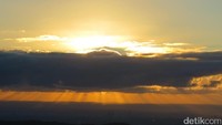 Di ufuk timur, matahari pun keluar dengan begitu indahnya. Melihat sunrise dari atas balon udara adalah pengalaman tiada dua (Fitraya/detikTravel)