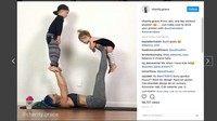 Sekali waktu, ia membawa serta anaknya untuk berlatih yoga. (Foto: IG @charity.grace) 