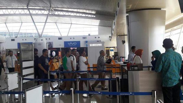  6 orang yang ditangkap KPK saat berada di Bandara Juanda, Selasa (6/6/2017)