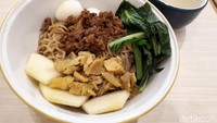 Cicip juga mie ayam asin yang tak kalah enak. Mie diberi pelengkap ayam cincang, sawi, irisan pepaya muda dan telur puyuh.