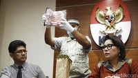 Wakil Ketua KPK Laode M Syarif dan Basaria Panjaitan saat menunjukan barang bukti suap DPRD Provinsi Jawa Timur, di Gedung KPK, Jakarta, Selasa (6/6/2017).