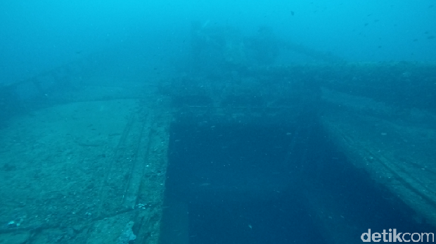 Bagian tengah kapal ini bisa dimasuki