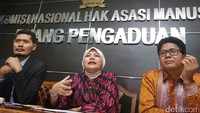 Para Komisioner Komnas HAM (kiri-kanan) M Nurkhoiron, Nur Kholis, Roichatul Aswidah dan Imdadun Rahmat saat konferensi pers terkait maraknya persekusi terhadap orang yang diberi label penista agama/ulama di Gedung Komnas HAM, Jakarta, Selasa, 6/6/2017.
