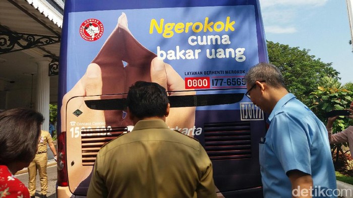 Kampanye iklan antirokok di TransJ (Lukita-detikcom) Kampanye iklan antirokok di TransJ (Lukita-detikcom)