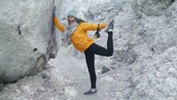 Ia juga tampak asik berpose kala mendaki gunung. Dok. Instagram/pevpearce