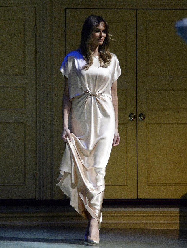Saat mendampingi suaminya di hajatan Fords Theatre Annual Gala di Washington D.C., Juni 2017 lalu, Melania Trump anggun bergaun kaftan rancangan Monique Lhuillier. Gaun satin warna beige itu seharga USD 2.595 atau Rp 35 jutaan. Foto: Getty Images