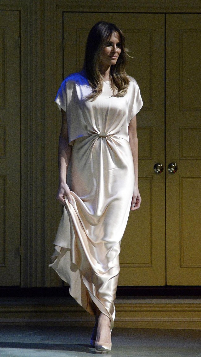 Gaun malam pilihan Melania lebih kepada tampilan yang elegan dan sophisticated. (Foto: Getty Images)