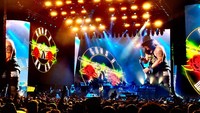 Selanjutnya ada Guns N’ Roses dengan 42,3 juta USD atau Rp 564 miliar. Foto: Frazer Harrison/Getty Images for Coachella
