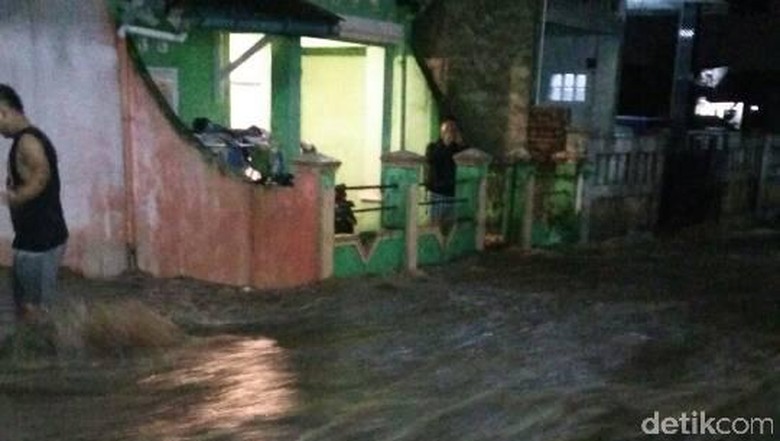 Hujan Guyur Garut Sejak Senin Sore, Sejumlah Rumah Terendam Banjir Hujan Guyur Garut Sejak Senin Sore, Sejumlah Rumah Terendam Banjir