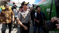 M Iriawan meninjau kelayakan bus.