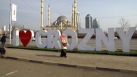 Berjalan menelusuri Grozny, ibu kota negara bagian Chechnya seperti menuju dimensi lain negara Rusia. Berbeda dengan Moskow, di Grozny, simbol-simbol Islam terasa jelas di setiap sudut kota. Yoga Endryanto/Trans7.