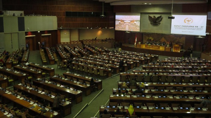 Pimpinan DPR di rapat paripurna.