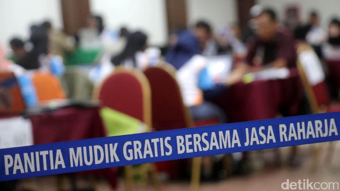Peserta mudik tengah melakukan verifikasi mudik gratis bersama Jasa Raharja di Gedung Nyi Ageng Serang, Jakarta Selatan, Selasa (6/7/2017). Pendaftar Mudik Gratis Jasa Raharja Capai 31.864 Orang dan Jasa Rahaja akan memberangkatkan 31.864 pemudik, dengan 66 kota tujuan di Jawa Barat, Jawa Tengah dan Jawa Timur,
