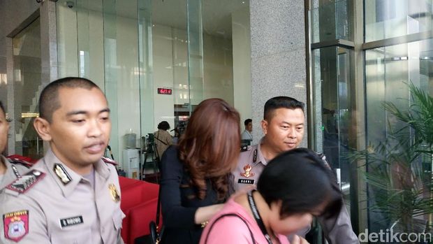  Inayah(baju hitam) orang dekat Andi Agustinus alias Andi Narogong hanya diam usai menjalani pemeriksaan di KPK, Selasa (6/6/2017)