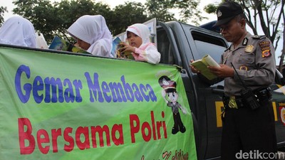 Mobil Patroli Polsek Leles Jadi Perpustakaan Keliling