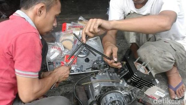 Proses bedah motor RX King Hermanto