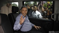Integritas dan keberanian menjadi dua hal yang melekat kuat dalam sosok Kwik Kian Gie. Ia dikenal bersih dari praktik korupsi, tidak tergoda oleh kekuasaan, dan selalu mengedepankan rasionalitas serta kepentingan bangsa dalam setiap pandangannya. Kwik bukan hanya ekonom, tapi penjaga nurani bangsa. Ia menjadi simbol dari akademisi yang berani bersuara dan tidak silau oleh kekuasaan. Banyak generasi muda, termasuk mahasiswa ekonomi dan penggiat kebijakan publik, menjadikannya sebagai panutan dalam hal integritas dan keberpihakan. Gagasannya yang selalu berpijak pada rakyat menjadikan namanya terus diperbincangkan, bahkan di luar masa aktifnya di pemerintahan. Foto: Agung Pambudhy/detikcom