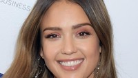 Si cantik Jessica Alba ini juga pernah diganggu hantu saat tidur pada usia 17 tahun. Ia mengatakan tak bisa apa-apa meski sempat sadar tertindih makhluk gaib. Foto: Mike Coppola/Getty Images