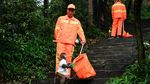 Seekor Monyet di China Bantu Bersihkan Sampah Manusia