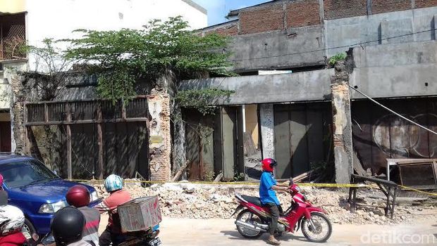 Tembok bangunan tua yang ambruk dilihat dari seberang jalan di Solo. 