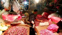 Pasar Induk Kramat Jati menyuplai kebutuhan dasar warga Ibukota.