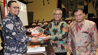 Komisi II, Kemendagri, KPU dan Bawaslu Rapat Bahas PKPU