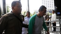 Saat tiba di gedung KPK sekitar pukul 12.56 WIB, Selasa (6/6/2017), keenamnya tidak berkomentar. Mereka dibawa dengan 2 mobil terpisah.