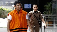 Didesak soal nama-nama yang dimaksud, Fahd enggan membeberkan siapa lagi yang terlibat kasus ini. Apalagi di luar koridor penyidikan.