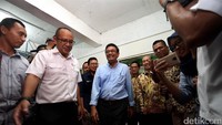 Plt Gubernur DKI Jakarta Djarot Saiful Hidayat meresmikan mesin CAS dengan didampingi Dirut PD Pasar Jaya Arief Nasrudin.